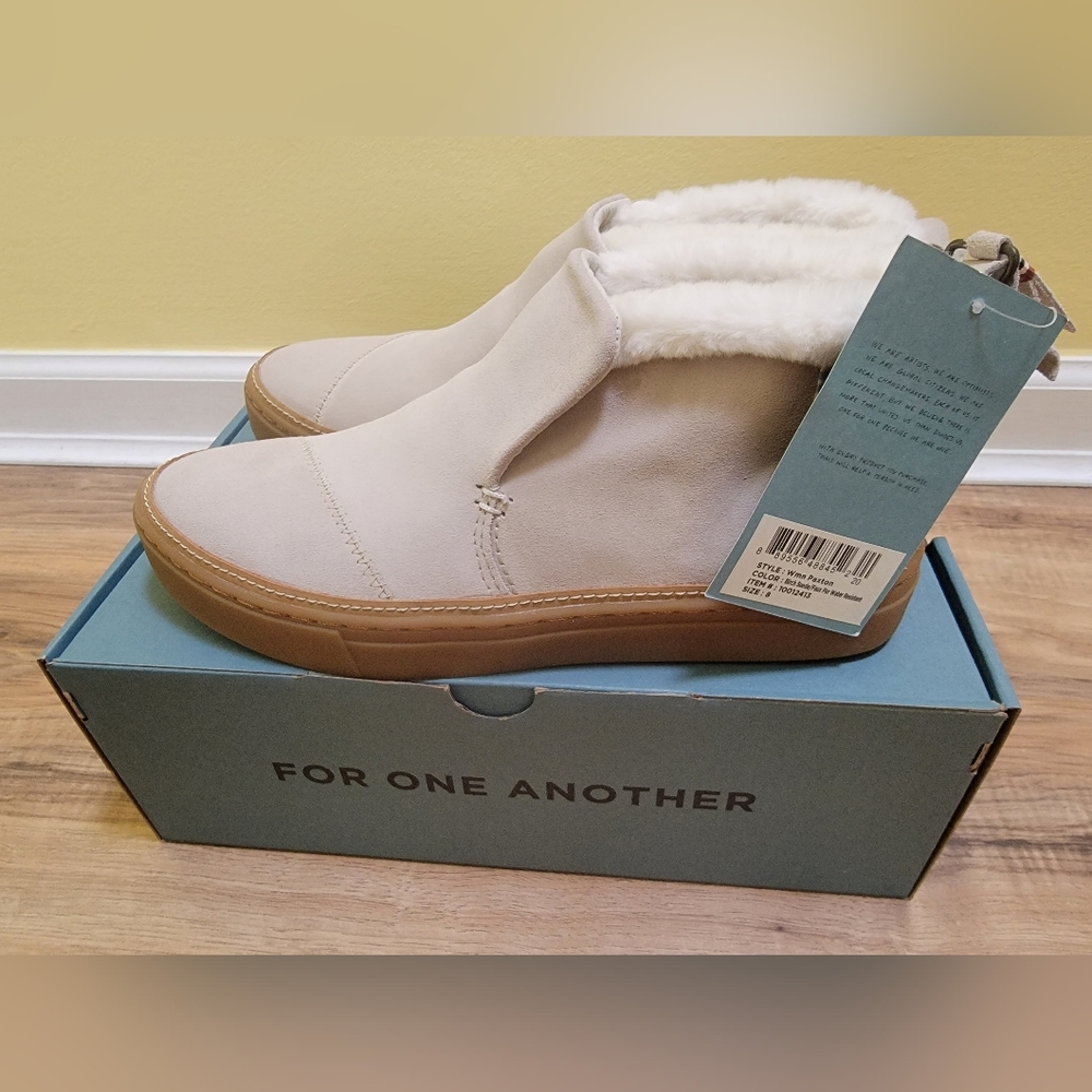 TOMS Women's Paxton Mid Top Boots Cream Suede with Faux Fur Size 8 - Picture 3 of 12